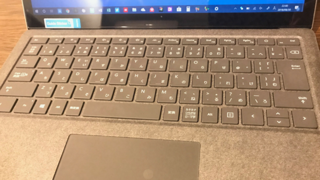 surface laptop　レビュー　キーボード　使い方　ビジネス　おしゃれ　ブログ　開けた状態　タッチパッドに空気が…　液晶が青い画面